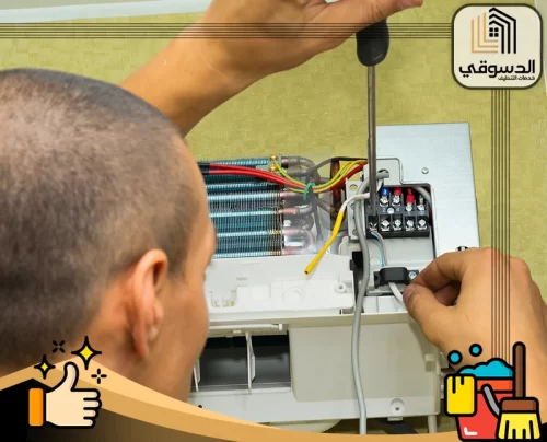 صيانة دورية للمكيفات في رأس الخيمة 0545473541 الدسوقي العمل على إصلاح جهاز مكيف الهواء بدقة، مع التركيز على توصيل الأسلاك وتركيب المكونات الداخلية بعناية.