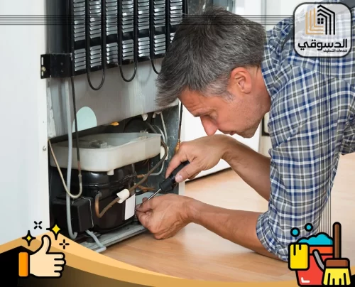 تصليح ثلاجات في الشارقة 0545473541 الدسوقي فني متخصص يقوم بإصلاح ضاغط ثلاجة بأدوات احترافية لضمان الأداء المثالي.