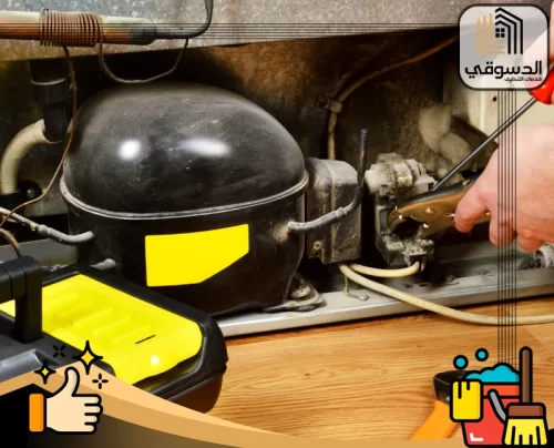 تصليح ثلاجات مردف 0545473541 الدسوقي فني صيانة يستخدم أداة لتصليح ضاغط الثلاجة بدقة لضمان عودة الجهاز للعمل بكفاءة.