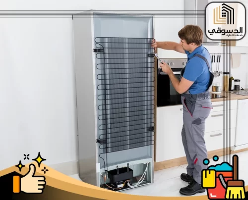 شركة تصليح ثلاجات في الشارقة 0545473541 الدسوقي فني صيانة يضبط المكونات الداخلية للثلاجة لضمان كفاءة التبريد في الجهاز.
