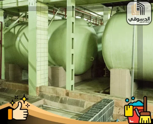 عمال متخصصين في عزل خزانات المياه
