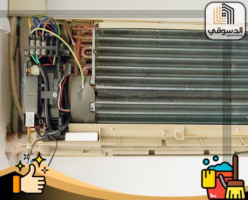 اصلاح مكيفات عجمان 0545473541 الدسوقي للتنظيف صورة تظهر الأجزاء الداخلية للمكيف مع الأسلاك والفلاتر أثناء عملية الصيانة أو الفحص.