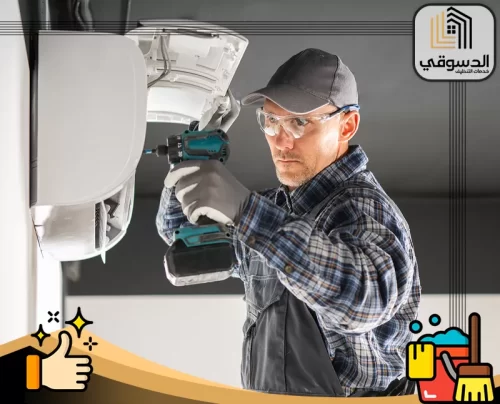 تركيب مكيفات عجمان 0545473541 صيانة تكييف فني صيانة يقوم باستخدام المثقاب لفك وتركيب مكونات المكيف خلال عملية الإصلاح أو الصيانة.