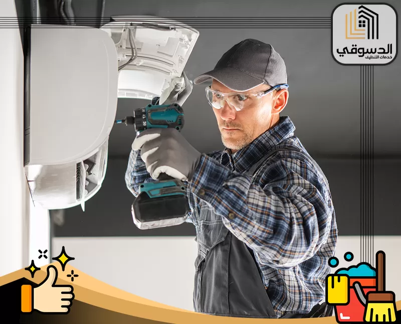 تركيب مكيفات عجمان 0545473541 الدسوقي فني صيانة يقوم باستخدام المثقاب لفك وتركيب مكونات المكيف خلال عملية الإصلاح أو الصيانة.
