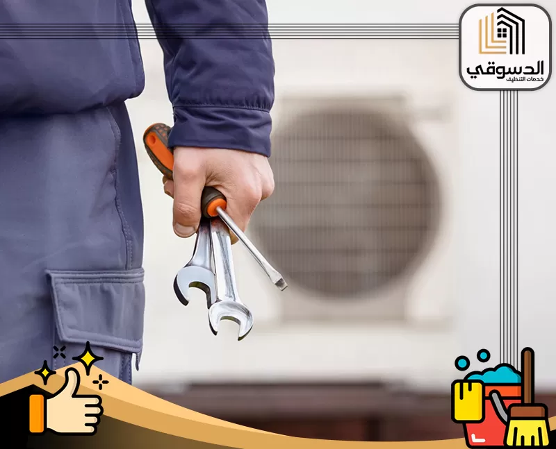 محل صيانة مكيفات في عجمان 0545473541 الدسوقي فني صيانة يحمل أدواته المخصصة لإجراء إصلاحات وصيانة للمكيفات الخارجية.