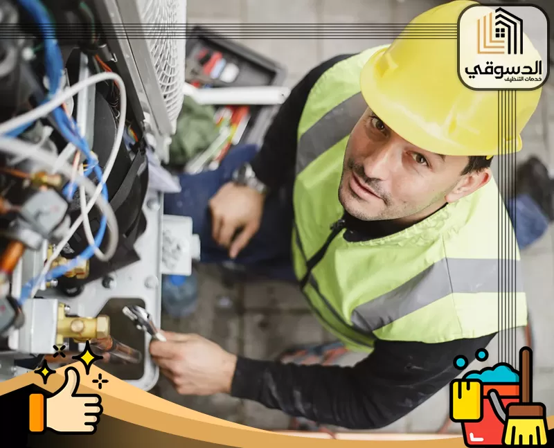 صيانة تكييف في الفجيرة 0545473541 الدسوقي فني مكيفات يعمل على صيانة جهاز تكييف باستخدام أدوات مهنية لضمان الأداء الجيد.