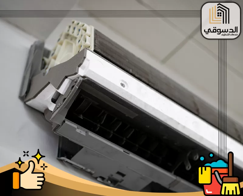 تصليح مكيف شباك في الفجيرة 0545473541 الدسوقي وحدة تكييف شباك أثناء عملية الصيانة، مع تركيز على الأجزاء الداخلية وتنظيف الفلاتر.