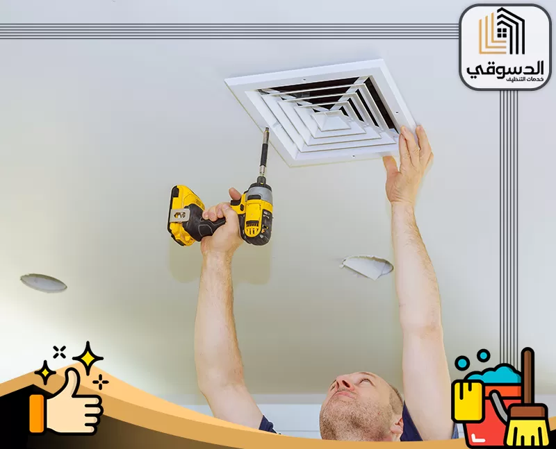 تركيب مكيفات في الفجيرة 0545473541 الدسوقي فني يقوم بتركيب فتحة توزيع الهواء في السقف باستخدام مثقاب كهربائي لضمان تدفق الهواء بشكل فعال