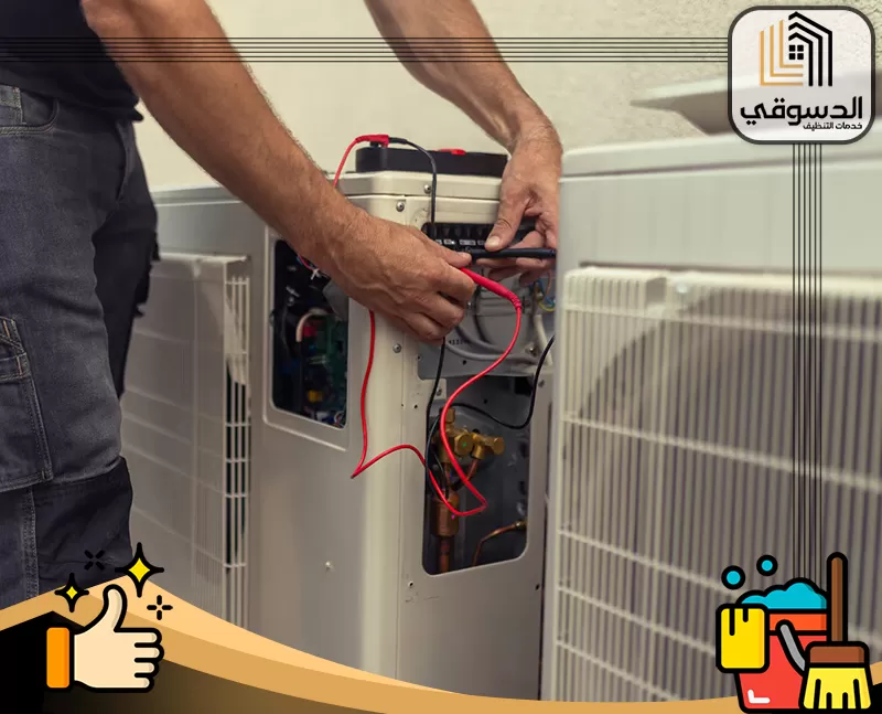 صيانة مكيفات في الفجيرة 0545473541 الدسوقي كهربائي مكيفات يقوم بفحص وصيانة وحدة تكييف باستخدام جهاز قياس الكهرباء لضمان كفاءتها.