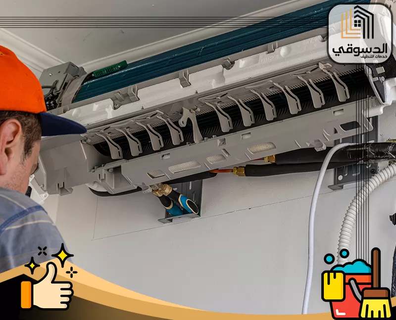 صيانة مكيفات سبليت في الفجيرة 0545473541 الدسوقي فني يقوم بفحص وحدة تكييف الجدار للتأكد من عملها بشكل صحيح، مع التركيز على الأجزاء الداخلية للآلة.