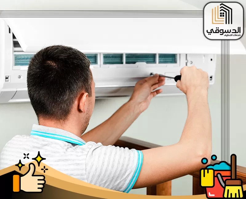 تصليح صيانة مركزي في الفجيرة 0545473541 الدسوقي فني يقوم بفتح وصيانة وحدة تكييف الجدار باستخدام مفك براغي لتنظيف الفلاتر الداخلية وضمان كفاءة التشغيل