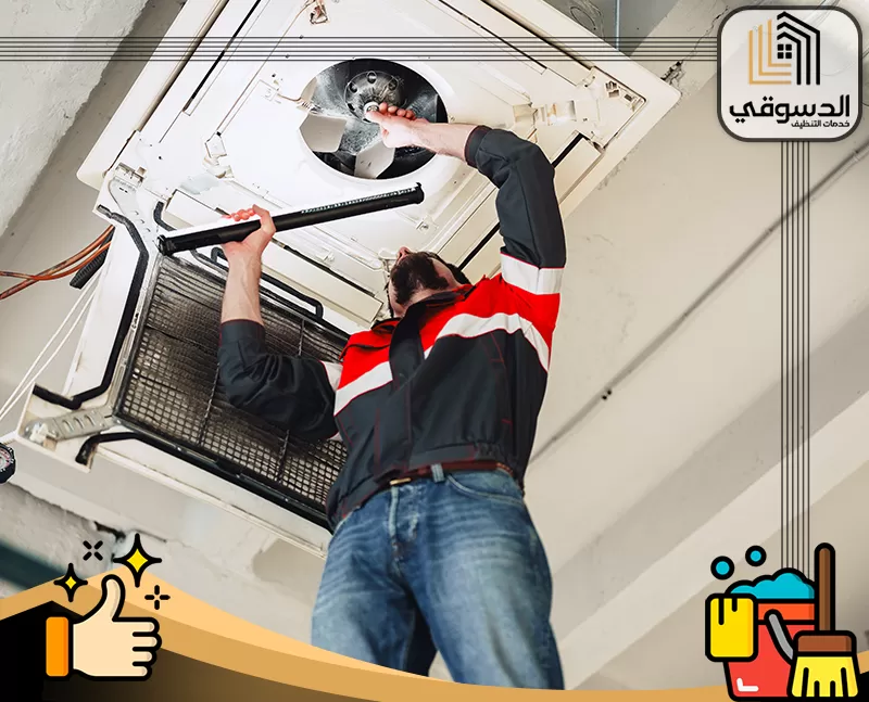 صيانة تكييف الشارقة 0545473541 الدسوقي فني تكييف الشارقة يقوم بفحص وتنظيف مروحة المكيف لضمان أداء مثالي.