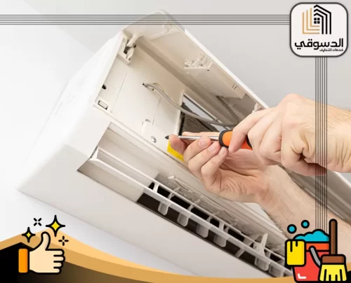 اصلاح مكيفات الشارقة 0545473541 الدسوقي كهربائي مكيفات يقوم بإصلاح مكيف الهواء باستخدام مفك براغي لفتح الوحدة وإجراء الصيانة اللازمة.