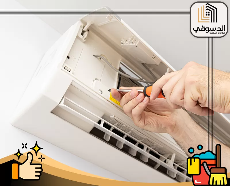اصلاح مكيفات الشارقة 0545473541 الدسوقي كهربائي مكيفات يقوم بإصلاح مكيف الهواء باستخدام مفك براغي لفتح الوحدة وإجراء الصيانة اللازمة.
