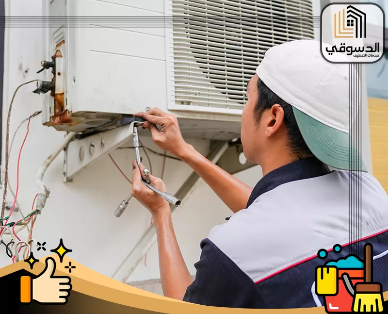 تصليح مكيفات شباك في الشارقة 0545473541 الدسوقي فني صيانة يقوم بإصلاح وتركيب المكيفات الخارجية باستخدام الأدوات اللازمة لضمان كفاءة العمل.