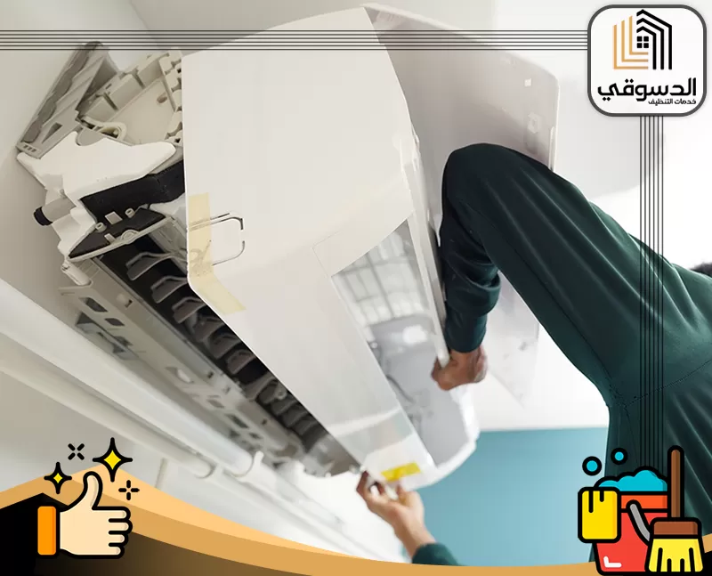 صيانة مكيفات دكت في الشارقة 0545473541 الدسوقي معلم صيانة مكيفات بالشارقة يقوم بفتح وحدة المكيف لإجراء فحص و استبدال الأجزاء المتضررة.