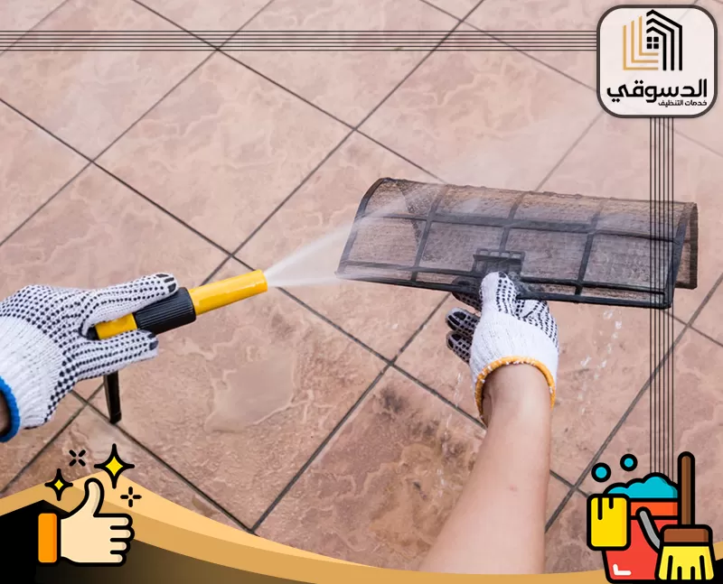 غسيل مكيفات الشباك في راس الخيمة 0545473541 الدسوقي يقوم الفني بتنظيف المكيف بعناية لإزالة الأتربة وتحسين تدفق الهواء ورفع كفاءة التبريد.