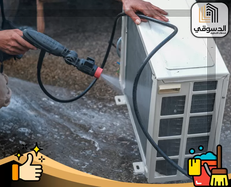 شركة غسيل مكيفات في ام القيوين مع الضمان 0545473541 الدسوقي يقوم الفني بتنظيف المكيف بدقة عالية لضمان إزالة الأتربة وتحسين جودة الهواء.