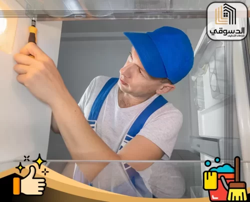 افضل شركة تصليح ثلاجات في دبي 0545473541 الدسوقي خبير صيانة الثلاجات يقوم بإصلاح العطل لضمان تشغيل الثلاجة بكفاءة.