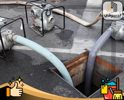شركة تسليك المجاري بالضغط العين 0545473541 الدسوقي معدات شفط وتسليك مجاري أثناء العمل داخل غرفة صرف أرضية في العين