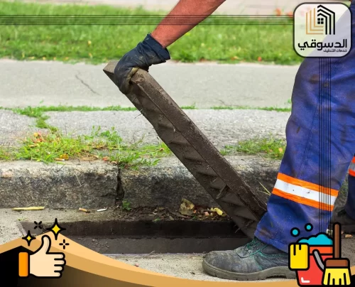 معدات تسليك المجاري الفجيرة 0545473541 الدسوقي فني يقوم بفتح غطاء مجاري الصرف للكشف عن النظام وتنظيفه باستخدام أدوات خاصة.
