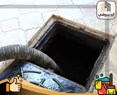 جهاز تسليك المجاري ابوظبي 0545473541 الدسوقي فتحة مجاري في أرضية مغطاة بالبلاط، مع أنبوب مخصص لتنظيف المجاري بفعالية في أبوظبي.