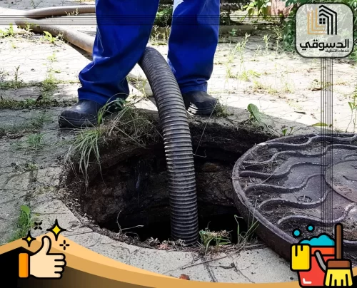 معدات تسليك المجاري عجمان 0545473541 الدسوقي عامل تنظيف المجاري يستخدم خرطومًا لإزالة الانسدادات داخل فتحة الصرف الصحي في عجمان.