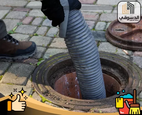 نصائح شركة تسليك مجاري عجمان 0545473541 الدسوقي التنظيف باستخدام خرطوم مرن لإزالة الأوساخ داخل فتحة الصرف الصحي في عجمان.