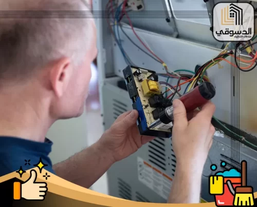 افضل شركة صيانة افران في عجمان 0545473541 الدسوقي فني صيانة يفحص لوحة إلكترونية لفرن ويصلح الأعطال بدقة
