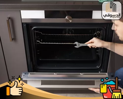 نظافة افران الغاز في ابوظبي 0545473541 الدسوقي فحص رفوف الفرن من الداخل أثناء صيانة الفرن داخل المطبخ.