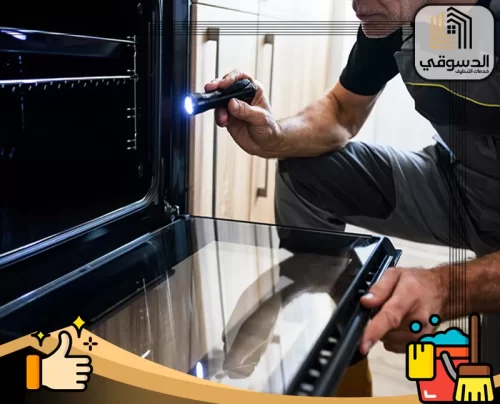 افضل شركة تصليح فرن الغاز في الشارقة 0545473541 الدسوقي فني يفحص الفرن من الداخل باستخدام كشاف لتحديد سبب العطل بدقة