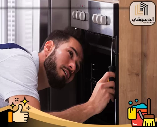 تصليح افران غاز الشارقة 0545473541 الدسوقي فني يفحص الفرن من الداخل باستخدام مفك لتحديد العطل بدقة