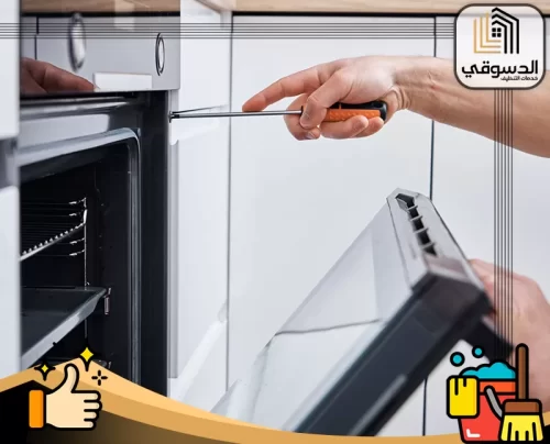 خطوات شركة تصليح افران في الشارقة 0545473541 الدسوقي فني يفك أجزاء الفرن باستخدام مفك لتحديد العطل بدقة