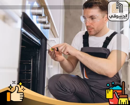 مركز صيانة افران العين 0545473541 الدسوقي مختص صيانة يعمل على إصلاح فرن منزلي داخل المطبخ