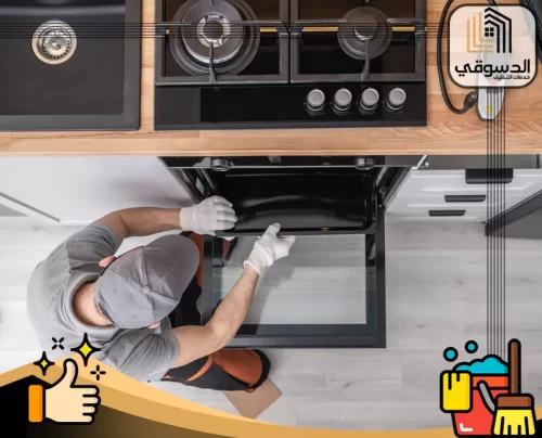 أفضل فني تصليح افران في العين 0545473541 الدسوقي فني صيانة يعمل على فرن مدمج أسفل موقد غاز داخل المطبخ