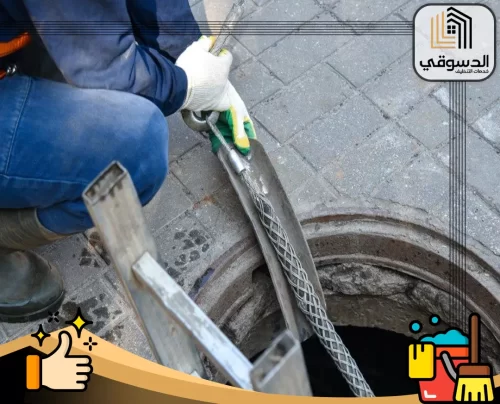 شركة تسليك المجاري بالضغط ام القيوين 0545473541 الدسوقي فني ينفذ تسليك مجاري باستخدام سيخ ميكانيكي داخل فتحة الصرف الأرضية.