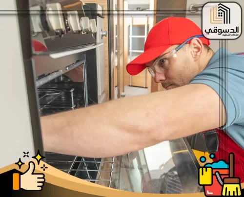 تصليح افران الغاز راس الخيمة 0545473541 الدسوقي فني يفحص الفرن الكهربائي من الداخل أثناء أعمال الصيانة