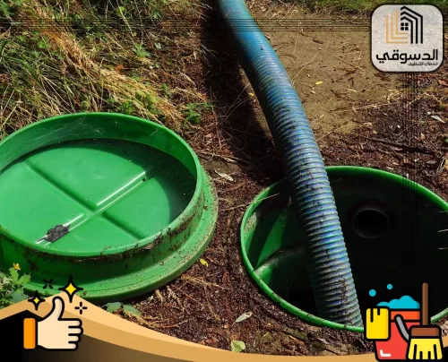 اسعار شركة تسليك مجاري راس الخيمة 0545473541 الدسوقي فتحة صرف أرضية بلاستيكية يظهر بداخلها أنبوب تصريف وخرطوم ممتد خارجها.